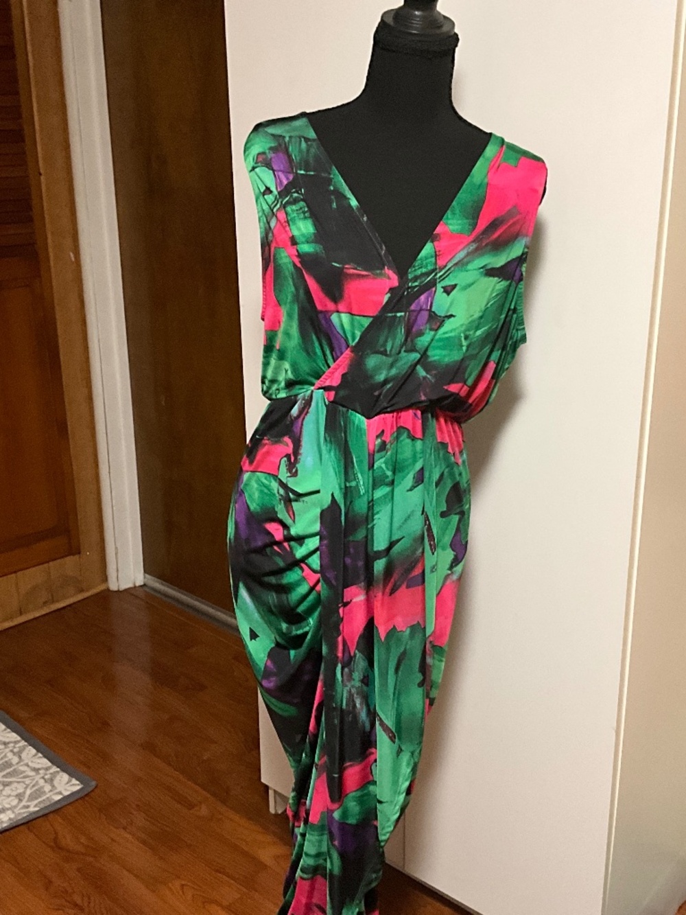 Beautiful v neck maxi dress, size Large, no tags